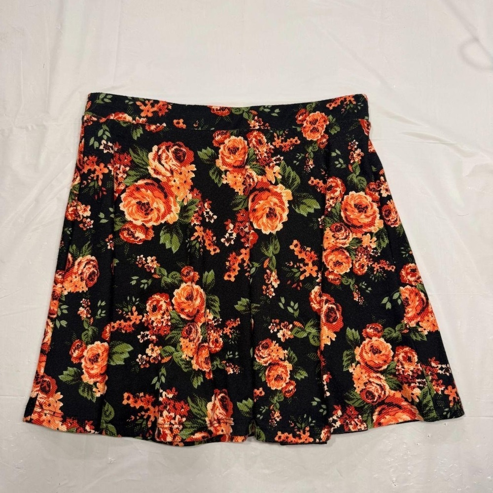 Trendyland Women's Floral Mini-skirt Size Medium EUC